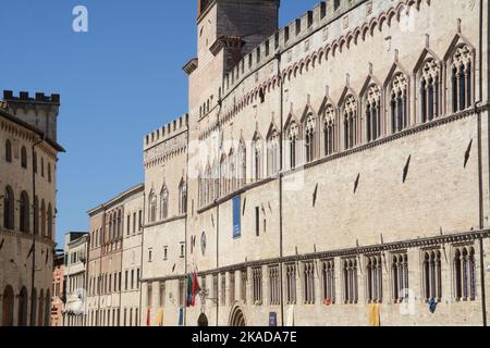 Der Palazzo dei Priori ist eines der besten Beispiele in Italien für einen öffentlichen Palast aus dem kommunalen Zeitalter. Es steht auf der zentralen Piazza IV Novembre in Perug Stockfoto