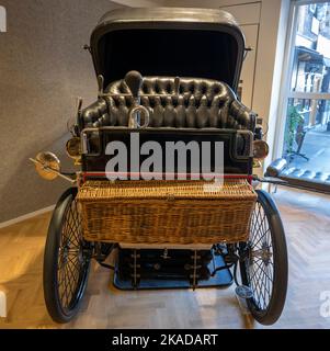 Bonhams, London, Großbritannien. 2. November 2022. Der Bonhams Golden Age of Motoring Sale bietet Oldtimer aus dem späten 19.. Und frühen 20.. Jahrhundert, der Verkauf findet am 4. November statt. IImage: 1898 Peugeot Typ 15 8HP Doppelzylinder-Doppelphaeton, Schätzung £275.000-325.000. Quelle: Malcolm Park/Alamy Live News Stockfoto