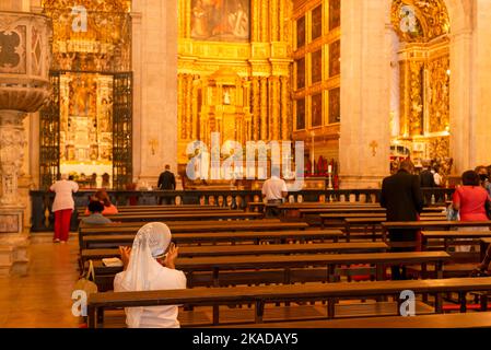 Katholiken und Priester beten in der Basilica Cathedral in Largo do Pelourino in Salvador, Brasilien. Stockfoto