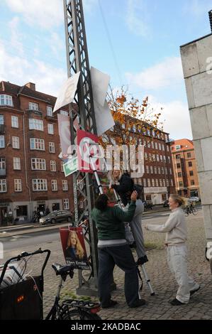 Kopenhagen/Dänemark/02. November 2022/ Jetzt sind die dänischen Wähler vorbei und junge Frauen entfernen Wahlkampfkarten in der Hauptstadt. (Foto. Francis Joseph Dean/Dean Pictures. Stockfoto