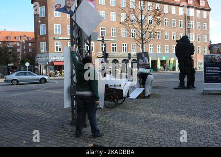 Kopenhagen/Dänemark/02. November 2022/ Jetzt sind die dänischen Wähler vorbei und junge Frauen entfernen Wahlkampfkarten in der Hauptstadt. (Foto. Francis Joseph Dean/Dean Pictures. Stockfoto