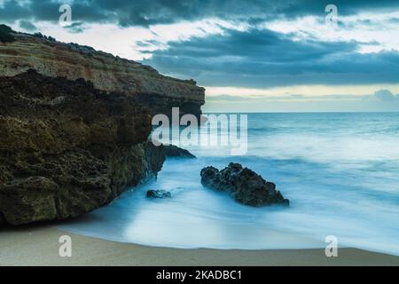 Boulder am Sandstrand am Meer Stockfoto