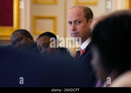 Der Prinz von Wales hört während eines Symposiums mit den Preisträgern des Tusk Conversation Awards im St. James's Palace in London zu. Bilddatum: Mittwoch, 2. November 2022. Stockfoto