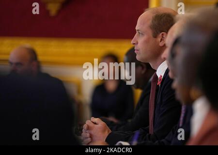 Der Prinz von Wales hört während eines Symposiums mit den Preisträgern des Tusk Conversation Awards im St. James's Palace in London zu. Bilddatum: Mittwoch, 2. November 2022. Stockfoto