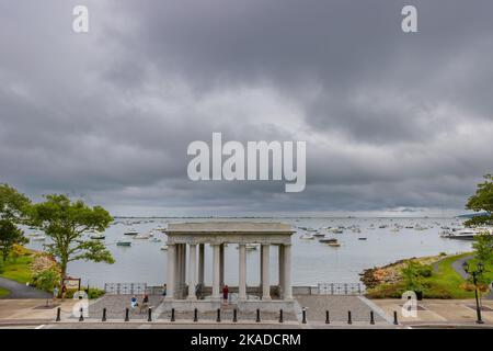 Plymouth, Massachusetts, USA - 12. September 2022: . Blick auf das Wahrzeichen von Coles Hill auf den Hafen von Plymouth. Stockfoto