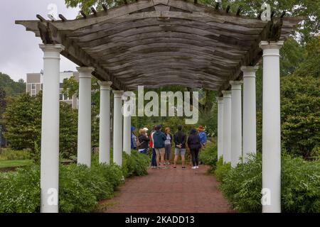 Plymouth, Massachusetts, USA - 12. September 2022: Touristen auf einer Tour in Brewster Gardens stehen zu ihren Guriden. Stockfoto