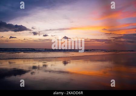 Atemberaubender, strahlender orangefarbener Sonnenuntergang über dem Ozeanhorizont in Bali, Indonesien. Desktop-Hintergrundbild. Natur. Stockfoto