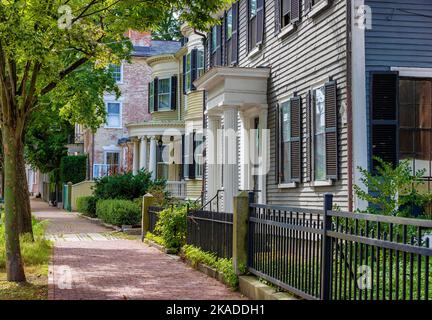 Salem, Massachusetts, USA - 3. September 2022: Häuser und Bäume mit Backsteinpflaster zwischen der Innenstadt Streest. Stockfoto