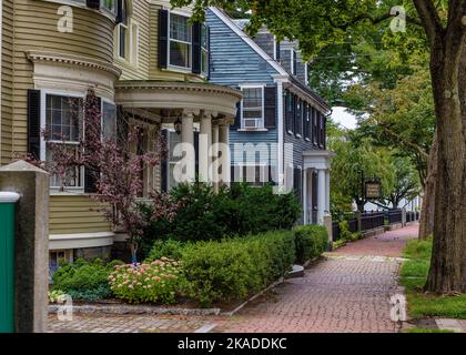 Salem, Massachusetts, USA - 3. September 2022: Häuser und Bäume mit Backsteinpflaster zwischen der Innenstadt Streest. Stockfoto