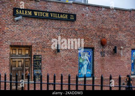 Salem, Massachusetts, USA - 3. September 2022: Außenwand eines Backsteingebäudes, das als Hexendorf von Salem wirbt. Stockfoto