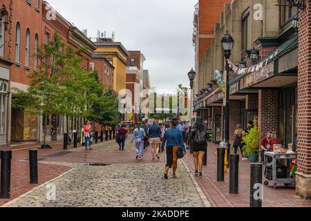 Salem, Massachusetts, USA - 3. September 2022: Menschen gehen und shoppen eine Fußgängerzone entlang. Stockfoto