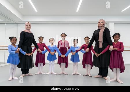 London, Großbritannien. 2.. November 2022. Weltballetttag: Muslimische Ballettschule. Die erste muslimische Ballettschule, die von Maisie Alexandra Byers (2., links) gegründet wurde, entwickelt sich weiter und wächst weiter. Seit der Eröffnung im Jahr 2019 ist die Academy nun an mehreren Standorten in ganz Großbritannien vertreten. Mit dem Ziel, Tanzstudenten unterstützende und integrative Räume zu bieten, bringt „Grace & Poise“ Ballett von Anfang bis Ende der muslimischen Gemeinschaft ins Erwachsenenalter. Kredit: Guy Corbishley/Alamy Live Nachrichten Stockfoto