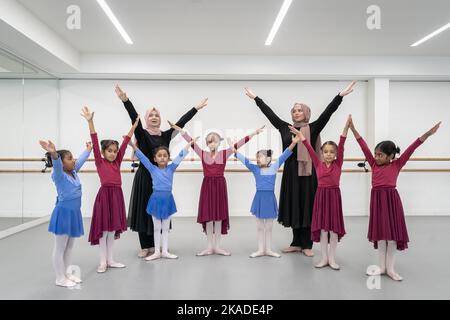 London, Großbritannien. 2.. November 2022. Weltballetttag: Muslimische Ballettschule. Die erste muslimische Ballettschule, die von Maisie Alexandra Byers (3., links) gegründet wurde, entwickelt sich weiter und wächst weiter. Seit der Eröffnung im Jahr 2019 ist die Academy nun an mehreren Standorten in ganz Großbritannien vertreten. Mit dem Ziel, Tanzstudenten unterstützende und integrative Räume zu bieten, bringt „Grace & Poise“ Ballett von Anfang bis Ende der muslimischen Gemeinschaft ins Erwachsenenalter. Kredit: Guy Corbishley/Alamy Live Nachrichten Stockfoto