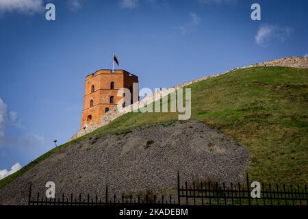 Vilnius, Litauen - 26. September 2022: Gediminas Turm auf dem Hügel. Verbliebener Teil der mittelalterlichen Oberen Burg. Stockfoto