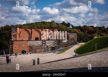 Vilnius, Litauen - 26. September 2022: Gediminas Turm auf dem Hügel. Verbliebener Teil der mittelalterlichen Oberen Burg. Stockfoto