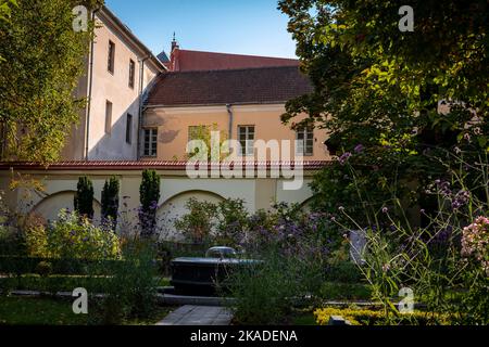 Vilnius, Litauen - 26. September 2022: Historische Architektur im Bernardinengarten in der Altstadt von Vilnius. Stockfoto