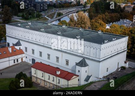 Vilnius, Litauen - 26. September 2022: Palast der Großfürsten von Litauen (Unteres Schloss) und Stadtpanorama vom Gediminas-Turm aus. Stockfoto