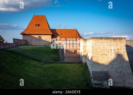 Vilnius, Litauen - 26. September 2022: Die Bastion der Stadtmauer von Vilnius in der Altstadt von Vilnius. Stockfoto