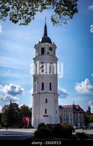 Vilnius, Litauen - 26. September 2022: Der Glockenturm der Kathedrale von Vilnius. Stockfoto