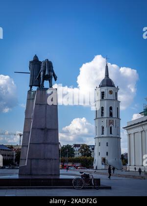 Vilnius, Litauen - 26. September 2022: Glockenturm der Kathedrale von Vilnius und Gediminas-Denkmal auf dem Domplatz. Stockfoto