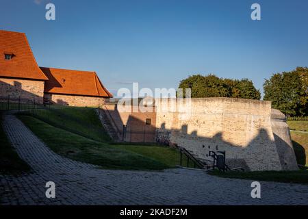 Vilnius, Litauen - 26. September 2022: Die Bastion der Stadtmauer von Vilnius in der Altstadt von Vilnius. Stockfoto