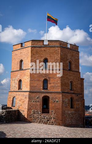 Vilnius, Litauen - 26. September 2022: Gediminas Turm auf dem Hügel. Verbliebener Teil der mittelalterlichen Oberen Burg. Stockfoto