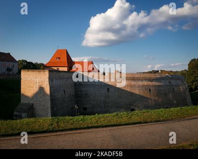 Vilnius, Litauen - 26. September 2022: Die Bastion der Stadtmauer von Vilnius in der Altstadt von Vilnius. Stockfoto