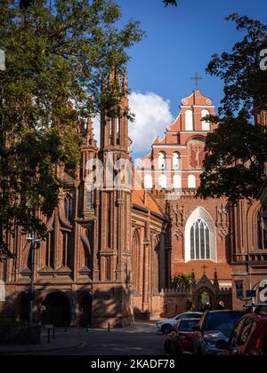 Vilnius, Litauen - 26. September 2022: Zwei gotische Backsteinkirchen in der Altstadt von Vilnius, St. Anna links, St. Francis St. Bernard rechts. Stockfoto