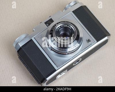 Stuttgart, Deutschland. 01.. November 2022. Auf dieser Abbildung ist die Zeiss Ikon CONTINA Prontor SVS Kamera mit Novar Objektiv - Anastigmat 3.5/45 mm zu sehen. Continina ist eine große Serie von Kameras. Produziert von 1951 bis 1960 in Stuttgart. Produziert in 15 Versionen. Eine Option ist der Entfernungsmesser, der Rest ist skalierbar. Kredit: SOPA Images Limited/Alamy Live Nachrichten Stockfoto