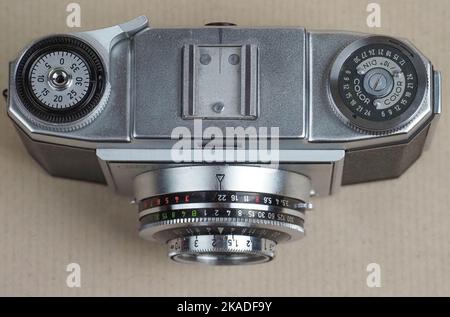 Stuttgart, Deutschland. 01.. November 2022. Auf dieser Abbildung ist die Zeiss Ikon CONTINA Prontor SVS Kamera mit Novar Objektiv - Anastigmat 3.5/45 mm zu sehen. Continina ist eine große Serie von Kameras. Produziert von 1951 bis 1960 in Stuttgart. Produziert in 15 Versionen. Eine Option ist der Entfernungsmesser, der Rest ist skalierbar. Kredit: SOPA Images Limited/Alamy Live Nachrichten Stockfoto