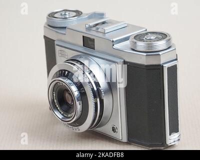 Stuttgart, Deutschland. 01.. November 2022. Auf dieser Abbildung ist die Zeiss Ikon CONTINA Prontor SVS Kamera mit Novar Objektiv - Anastigmat 3.5/45 mm zu sehen. Continina ist eine große Serie von Kameras. Produziert von 1951 bis 1960 in Stuttgart. Produziert in 15 Versionen. Eine Option ist der Entfernungsmesser, der Rest ist skalierbar. Kredit: SOPA Images Limited/Alamy Live Nachrichten Stockfoto