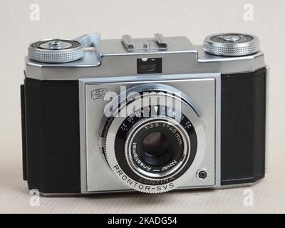 Stuttgart, Deutschland. 01.. November 2022. Auf dieser Abbildung ist die Zeiss Ikon CONTINA Prontor SVS Kamera mit Novar Objektiv - Anastigmat 3.5/45 mm zu sehen. Continina ist eine große Serie von Kameras. Produziert von 1951 bis 1960 in Stuttgart. Produziert in 15 Versionen. Eine Option ist der Entfernungsmesser, der Rest ist skalierbar. (Foto von Igor Golovniov/SOPA Images/Sipa USA) Quelle: SIPA USA/Alamy Live News Stockfoto