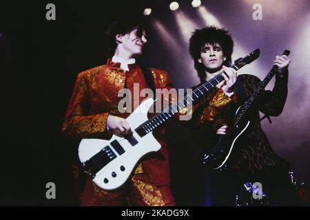 John Taylor und Warren Cuccurullo auf der Bühne in Rom 1988 Big Live Thing Tour Stockfoto