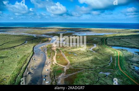 Eine Luftaufnahme der außergewöhnlichen Landschaft in Norfolk an der Nordsee Stockfoto