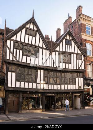 12 und 14 Pflaster ein denkmalgeschütztes ehemaliges Haus aus dem 17.. Jahrhundert, heute Laden in York, North Yorkshire, England, Großbritannien Stockfoto