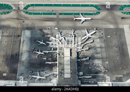 Luftaufnahme des schwersten Flughafens der Welt, Los Angeles Int. Ist der wichtigste internationale Flughafen, der Los Angeles und die umliegende Metropolregion bedient. 12. Oktober 2022. Foto von Thomas Arnoux/ABACAPRESS.COM Stockfoto
