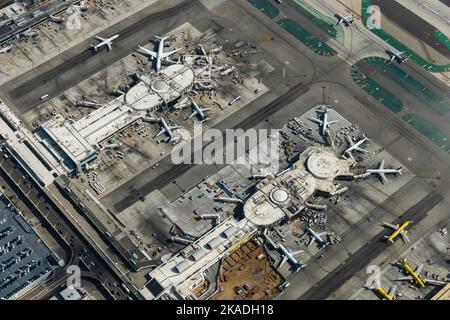 Luftaufnahme des schwersten Flughafens der Welt, Los Angeles Int. Ist der wichtigste internationale Flughafen, der Los Angeles und die umliegende Metropolregion bedient. 12. Oktober 2022. Foto von Thomas Arnoux/ABACAPRESS.COM Stockfoto