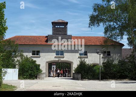 Besucher passieren das Eingangstor zum Konzentrationslager Dachau, Bayern, Deutschland, Europa Stockfoto