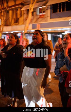 Demonstranten tragen Kerzen und Fahnen während einer Mahnwache in Brisbane am 2. November 2022 für Cassisus Turvey, der angeblich bei einem rassistischen Angriff in Perth im Oktober ermordet wurde. Demonstranten versammelten sich in Brisbane zu einer Mahnwache bei Kerzenlicht für den indigenen Teenager Cassius Turvey, der während eines rassistischen Angriffs angegriffen wurde, als er letzten Monat von der Schule in Perth, Westaustralien, heimging. Der 15-jährige Turvey starb zehn Tage später am 23.. Oktober an seinen Wunden. Demonstranten in vielen Städten und Gemeinden im ganzen Land forderten gleichzeitig Maßnahmen gegen rassistisch motivierte Gewalt und schlechte Polizeipraktika. Stockfoto