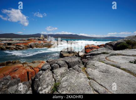 Eine Luftaufnahme der felsigen Binalong Bay unter blauem Himmel in Australien Stockfoto