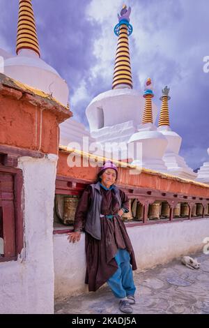 Ältere Frau im Kloster Lamayuru, Ladakh, Indien Stockfoto