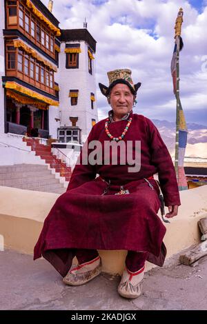 Älterer Mann in traditioneller Ladakhi-Kleidung, Kloster Spituk (Gompa), Bezirk Leh, Ladakh, Indien Stockfoto