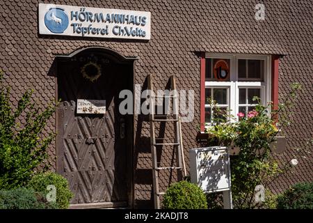 Immenstadt am Algau, Deutschland - 12. August 2022: Topferei im Hormannhaus, ein historisches Haus mit Keramikkunst und Kunsthandwerk. Bayerische Alpen, Deutschland. Stockfoto