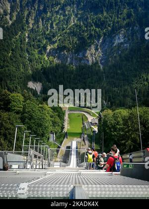 Skiflugschanze Oberstdorf, Deutschland - 12. August 2022: Ein Blick von der Skisprungschanze. Stockfoto