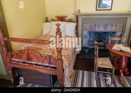 Antike Möbel in einem Zimmer des Cove Creek Ranch Fort, erbaut 1867, Cove Fort, Utah. Stockfoto