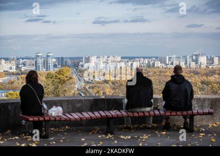 28. Oktober 2022, Kiew, Ukraine: In einem Park im Zentrum von Kiew sitzen Menschen auf einer Bank. Im Oktober 2022 führten die russischen Streitkräfte zahlreiche Angriffe auf die zivile Infrastruktur von Kiew durch, die massive Stromausfälle, Wasserversorgung und Heizung in der Stadt verursachten. (Bild: © Oleksii Chumachenko/SOPA Images via ZUMA Press Wire) Stockfoto