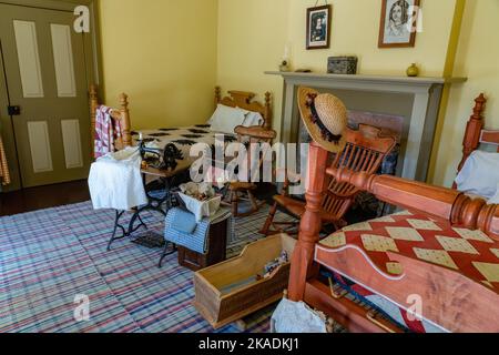 Antike Möbel, darunter eine Fußballen-Nähmaschine, ein Zimmer im Cove Creek Ranch Fort, Cove Fort, Utah. Stockfoto