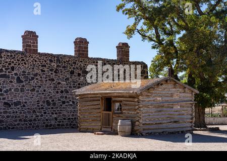 Ursprüngliches Blockhaus außerhalb der Mauer des Cove Creek Ranch Fort, erbaut 1867, Cove Fort, Utah. Stockfoto