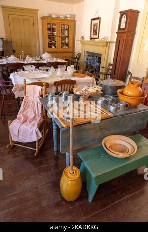 Antike Tische, Stühle und Küchenutensilien in einem Speisesaal im Cove Creek Ranch Fort, erbaut 1867, Cove Fort, Utah. Stockfoto