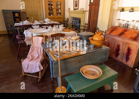 Antike Tische, Stühle und Küchenutensilien in einem Speisesaal im Cove Creek Ranch Fort, erbaut 1867, Cove Fort, Utah. Stockfoto